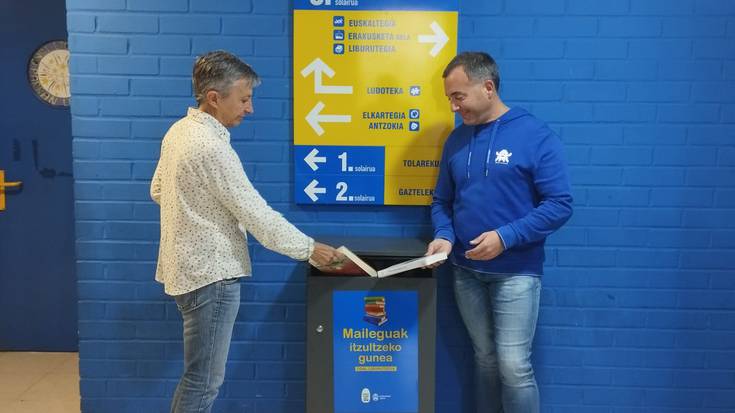 Soraluzeko Udalak liburuak itzultzeko postontzia jarri du liburutegian