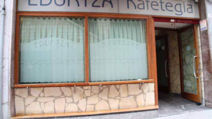 Edurtzan zerbitzari lanetan jarduteko pertsona bat behar dute jaietan 