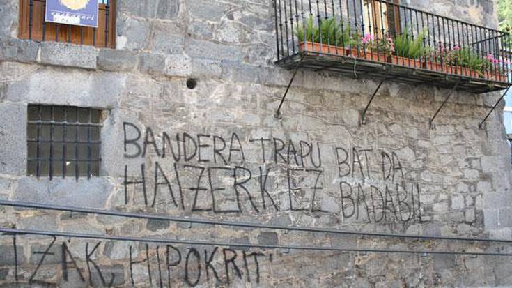 Udaletxeko horman pintadak azaldu dira